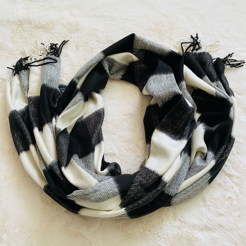 V. Fraas 4 - Way Black and White Scarf